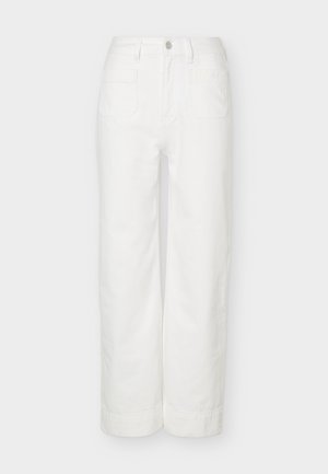 Pantalon blanc à jambes larges avec taille haute, bouton et fermeture éclair à l'avant, et deux poches plaquées à l'avant, présenté sur un fond uni.