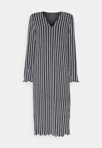 Robe longue à col en V avec de longues manches. Présente des rayures verticales bleu marine et argent. Fabriquée dans un tissu texturé et doux avec un ourlet évasé.