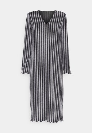 Pikk, V-kaelusega kleit pikkade varrukatega. Omab vertikaalseid mereväe- ja hõbedasi triipe. Valmistatud tekstureeritud, pehmest kangast, millel on laienev äär.