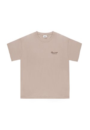 Beżowy bawełniany t-shirt z krótkimi rękawami, okrągłym dekoltem i subtelnym ciemnym napisem "Pride 1999 Teamwear" na lewej piersi.