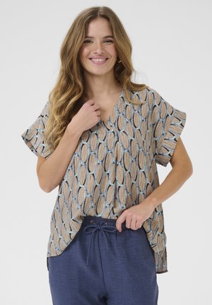 Bluzka z krótkim rękawem w beżowym kolorze z graficznym wzorem w odcieniach niebieskiego i czarnego, z dekoltem w szpic i lekką, teksturowaną tkaniną.