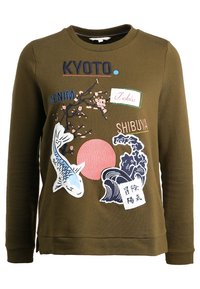 Sudadera verde oliva con un pez koi bordado, flores de cerezo, sol rojo, olas del océano y texto que dice Kyoto, Tokio, Shibuya, Denim.