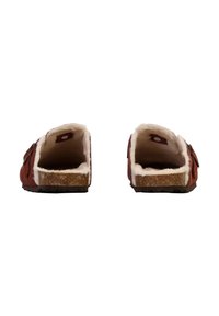 Pantofole rosse slip-on con rivestimento in shearling, soletta in sughero e suola in gomma piatta, dotate di una cinghia laterale e design a punta tonda.