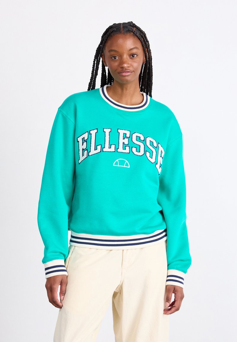 Ανοιχτό τιρκουάζ φούτερ με ριμπ καφέ και άσπρες λεπτομέρειες στον γιακά και τα μανίκια. Διαθέτει το λογότυπο "ELLESSE" κεντημένο σε αντίθετες αποχρώσεις μπροστά.