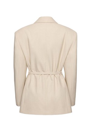 Krémovo sfarbené sako na mieru s výraznými ramenami a úzkym opaskom zdôrazňujúcim pás, zobrazené zozadu.