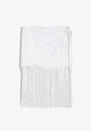 Biely sarong so zložitými makramé detailmi a dlhými strapcami na spodnej časti, úhľadne zložený s uzlom v pravom hornom rohu.