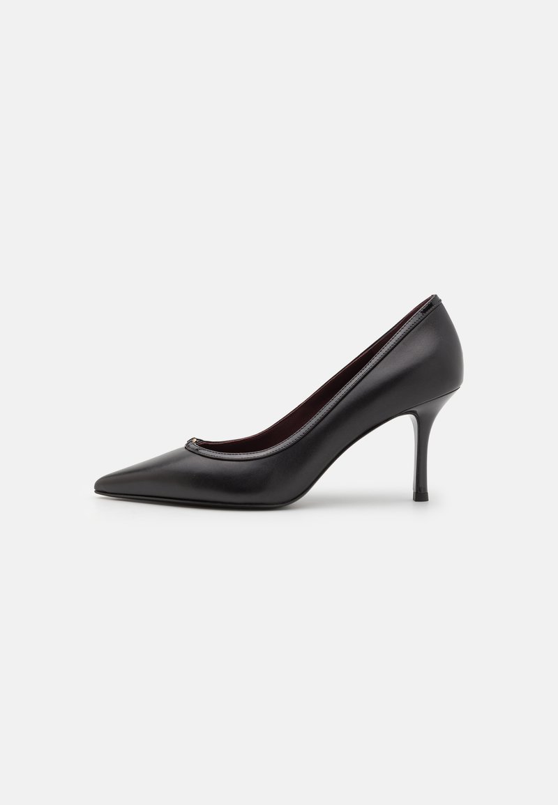 Pompe à talon haut en cuir noir avec un bout pointu et une subtile découpe à l'avant. Présente un talon aiguille fin et une texture lisse.