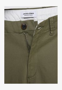 Sélectionné, dusty olive