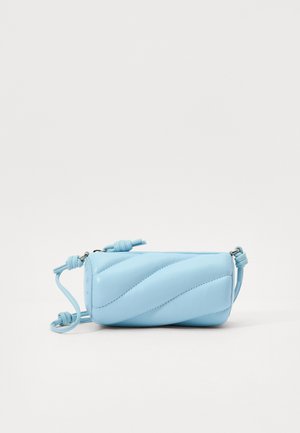 Geantă crossbody de culoare albastru deschis, cu o formă rectangulară, din material glossy neted, cu un design ondulat quilted. Dispune de o curea legată și accesorii din argint.