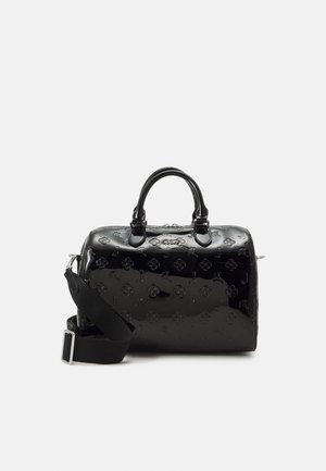 Sac à main noir brillant avec motifs floraux en relief, deux poignées courtes et une bandoulière noire réglable sur un fond clair.