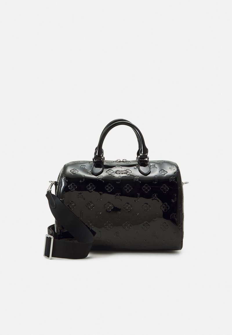 Sac à main noir brillant avec motifs floraux en relief, deux poignées courtes et une bandoulière noire réglable sur un fond clair.