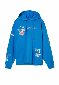 Modrá mikina s kapucí s volným střihem, zdobená červenými a bílými grafickými potisky, včetně textu a štítků. Vyrobena z měkké bavlněné látky.