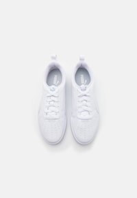 Baskets de sport blanches avec une tige synthétique lisse, une fermeture à lacets, des détails perforés et une languette à l'arrière. Doublure intérieure douce.