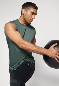 Nike Performance TEE RESET - Top - vintage green/matte silver