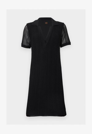 Čierne krátke šaty s textúrovaným vlnovým vzorom, otvoreným V-výstrihom a polopriehľadnou pleteninou na rukávoch a tele.