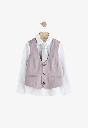 Vesta lila cu trei butoni și buzunare laterale, purtată peste o cămașă albă cu guler clasic și o cravată albă texturată.