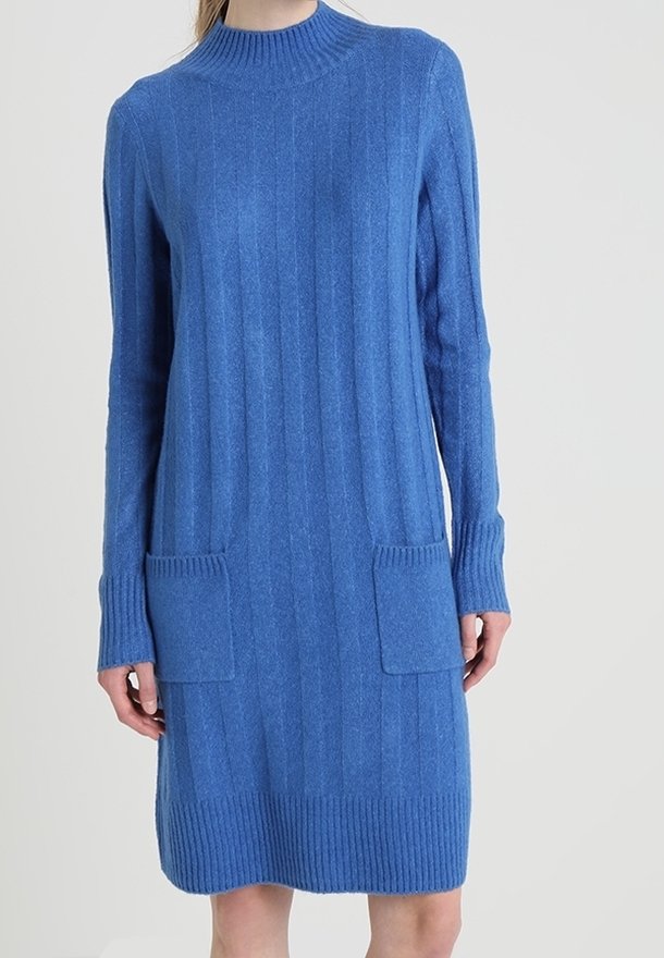 Robe en maille côtelée bleue longueur genou avec manches longues, col rond et deux poches plaquées devant.