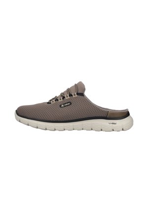 Baskets marron à enfiler avec tige en mesh, lacets élastiques, semelle blanche texturée et logos de la marque sur le côté et au talon.