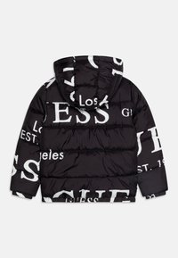 Juodas pūkinis švarkas su kapišonu, su didelėmis baltomis prekės ženklo raidėmis. Medžiaga yra lygi ir blizgi, su siūlėmis, skirtomis šilumai išlaikyti.