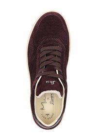 Burgunderfarbene Wildleder-Sneaker mit runder Spitze, braunen Schnürsenkeln, weißer Zunge und cremefarbener Gummisohle; mit Logoaufdruck innen und an der Seite.