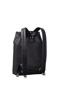 Zaino in nylon nero con spallacci regolabili imbottiti e dettagli in fibbia argentata, visto da dietro su sfondo bianco.