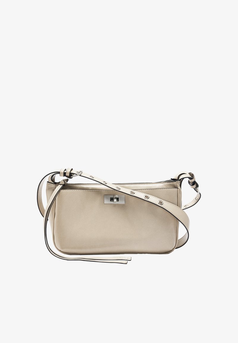 Beżowa skórzana torba na ramię o prostokątnym kształcie, kontrastujący czarny pasek, srebrne okucia i zamek błyskawiczny. Gładka tekstura i minimalistyczny design.