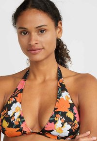 Bikini top floreale con sfondo nero, caratterizzato da fiori arancioni e bianchi. Design a triangolo con spalline da collo e un sottile dettaglio del marchio.