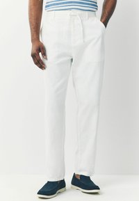 Next - REGULAR FIT  - Chino stiliaus kelnės - white Miniatiūros vaizdas 1