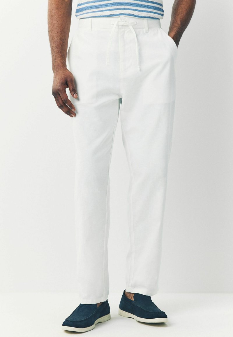 Next REGULAR FIT - Chino-püksid - white