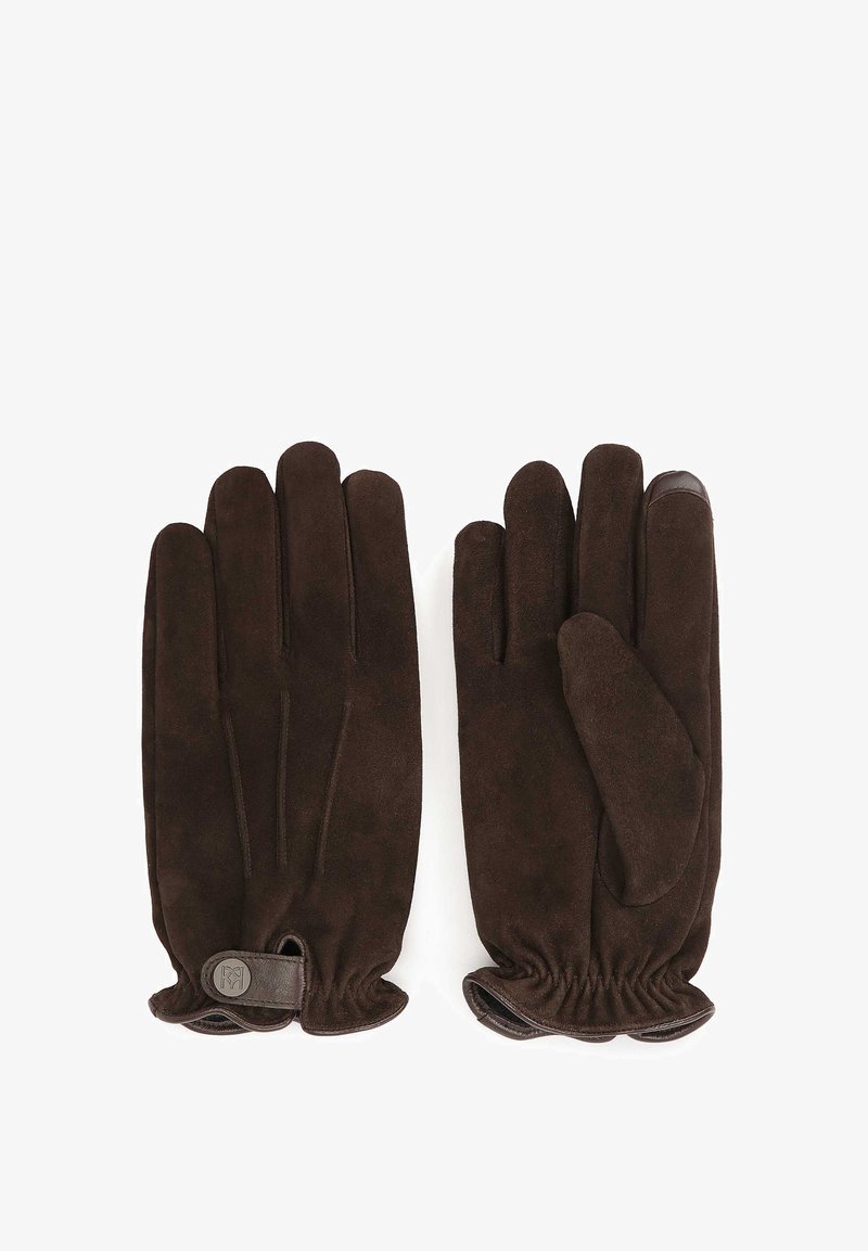 Guantes de ante marrón que presentan una textura suave, un estilo clásico, con un puño fruncido y acentos de cuero en la muñeca y las yemas de los dedos.