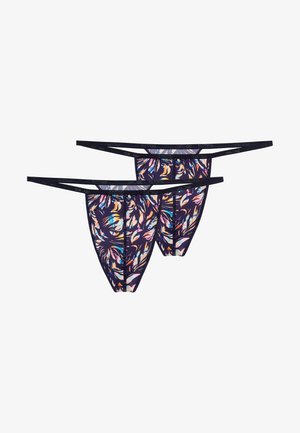 Dwie pary damskich stringów w kolorze granatowym z kolorowym kwiatowym wzorem, wykonane z lekkiego materiału, o minimalnym kryciu i cienkich ramiączkach.