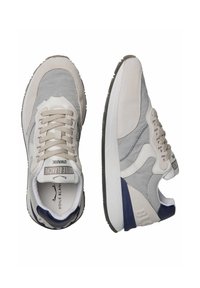Sneaker grigio chiaro e bianco con pannelli in suede e tessuto, dettagli texture, lacci rotondi e suola in gomma. Logo sulla linguetta e sul lato.
