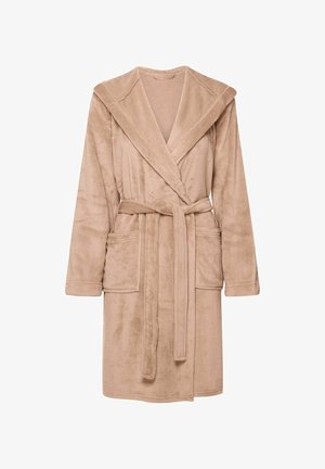 Beżowy szlafrok uszyty z miękkiego, puszystego materiału, z kołnierzem szalowym, paskiem do wiązania i dwiema przednimi kieszeniami. Rękawy długie, długość do kolan.