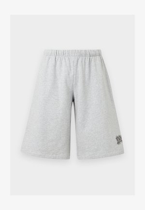 Jasnoszare krótkie spodenki do kolan z elastycznym pasem i małą czarną grafiką na dolnej części prawej nogawki, ułożone płasko na białym tle.