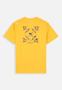 T-shirt en coton jaune avec un design graphique au dos comprenant des formes abstraites et le mot "OXBOW" dans une police stylisée.