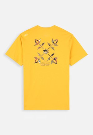T-shirt en coton jaune avec un design graphique au dos comprenant des formes abstraites et le mot "OXBOW" dans une police stylisée.