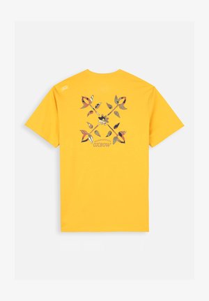 T-shirt en coton jaune avec un design graphique au dos comprenant des formes abstraites et le mot "OXBOW" dans une police stylisée.