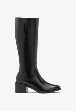 Czarny skórzany kozaki do kolan z niewielkim obcasem, gładką fakturą i minimalnymi przeszyciami. Charakteryzuje się zaokrąglonym noskiem i prostym wzorem.