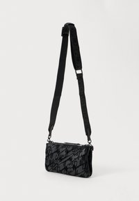 Borsa a tracolla nera in pelle strutturata con un motivo a firma, dotata di una tracolla rimovibile e di una chiusura con zip.