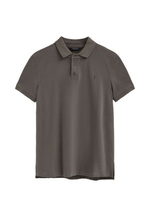 Polo gris oscuro de manga corta con cuello y botonadura de tres botones, exhibido plano sobre fondo blanco.