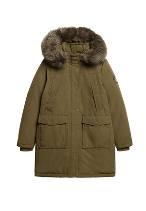 Chaqueta parka de color verde oliva con capucha de piel sintética desmontable, botones a presión, dos bolsillos frontales y textura acolchada.
