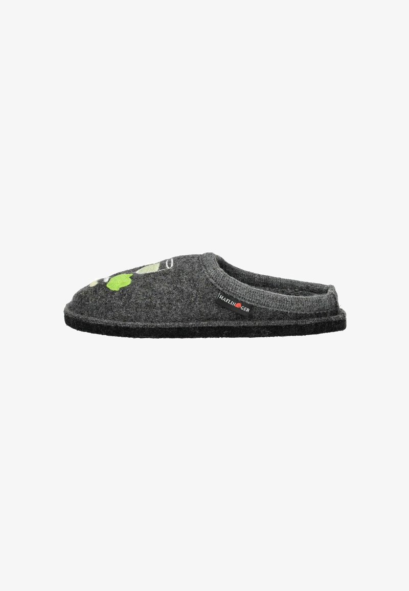 Pantofole in feltro grigio con punta arrotondata, apertura sul retro, suola in gomma nera e design con accenti verdi. Etichetta visibile di lato.