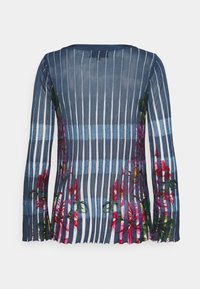 Haut transparent bleu marine à manches longues avec des rayures blanches verticales et des motifs floraux roses le long des côtés et des manches, vu de dos.