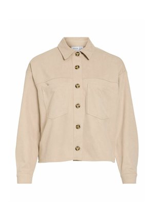 Chaqueta camisa beige con cuello con solapa, botones tono dorado, dos bolsillos delanteros y tela de textura suave. Corte relajado con mangas largas.