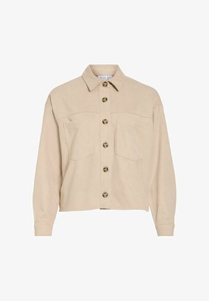 Veste-chemise beige avec col à revers, boutons dorés, deux poches avant et tissu à texture douce. Coupe décontractée avec manches longues.