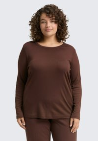 Langsleeve top van bruine stof, met een ronde hals en een relaxte fit. Zachte textuur met minimale contouren. Geschikt voor casual gebruik.