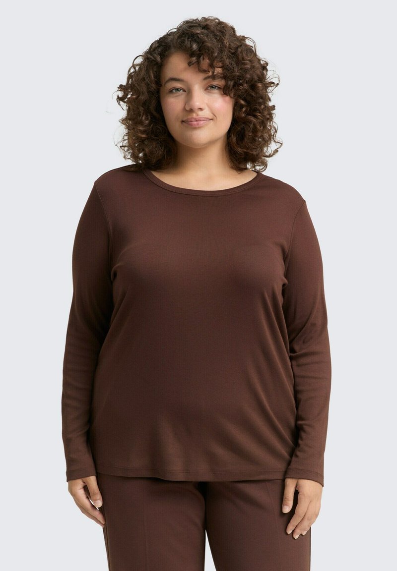 Langsleeve top van bruine stof, met een ronde hals en een relaxte fit. Zachte textuur met minimale contouren. Geschikt voor casual gebruik.