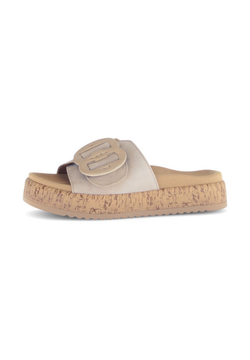 Beige slide sandal med en tekstureret korksål, der har en bred rem og en rund dobbeltspænde detalje. Blød, glat stoffæste.
