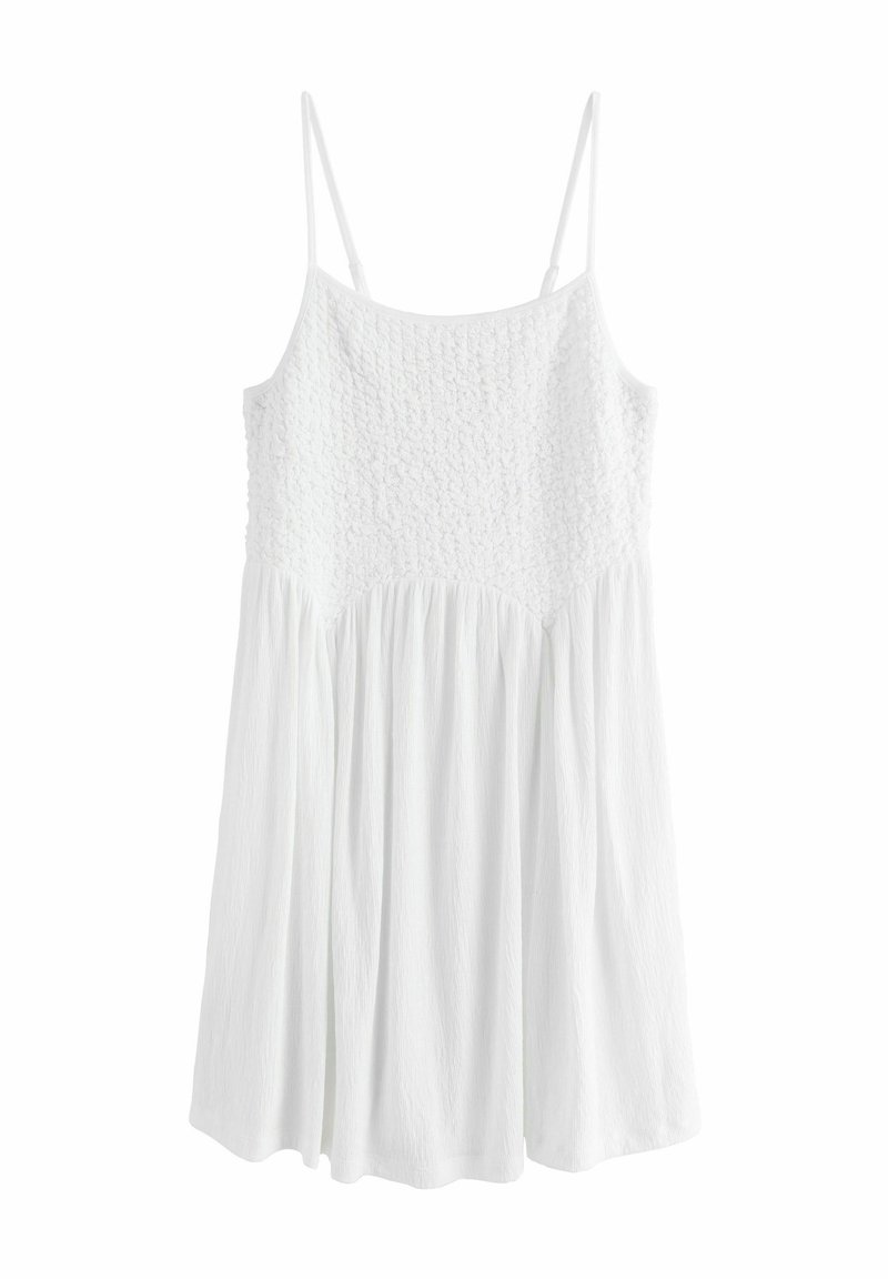 Robe blanche sans manches avec un corsage smocké texturé et une jupe fluide froncée. Fabriquée en tissu léger, elle présente des bretelles fines.