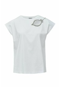 Hvid bomulds t-shirt med en afslappet pasform, har et accentdesign med sølvfarvet kædeformet blad på venstre skulder. Korte ærmer og rund halsudskæring.